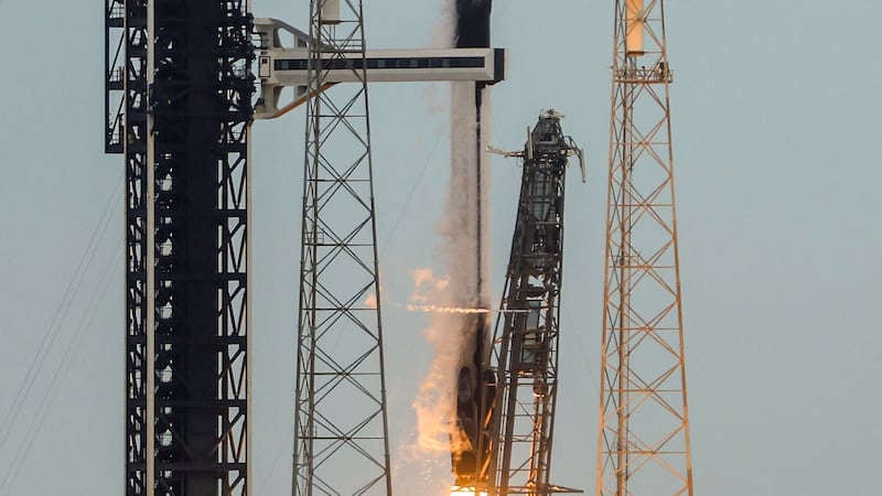 Un cohete Falcon 9 de SpaceX y la nave espacial Dragon que transportan a la tripulación Crew-13 de la NASA despegan del Complejo de Lanzamiento Espacial 40 en la Estación de la Fuerza Espacial de Cabo Cañaveral, en Florida.
