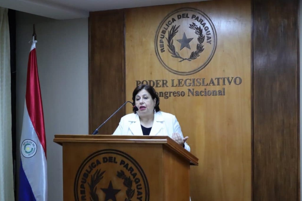 Esperanza Martínez en conferencia de prensa.