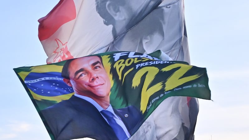 Simpatizantes de Lula y Bolsonaro expresan su respaldo electoral, en Brasilia.