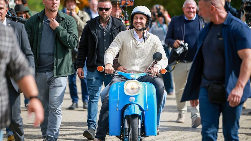Ulrich Siegmund, principal candidato del partido de ultraderecha Alternativa para Alemania (AfD) en Sajonia-Anhalt, abandona el colegio electoral en una motocicleta Simson Schwalbe tras emitir su voto. Los votantes de Sajonia-Anhalt acuden a las urnas para elegir un nuevo parlamento estatal.