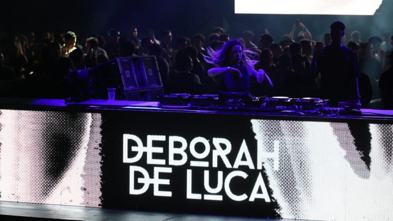 Un despliegue de luces acorde a los beats de los temas caracterizó al espectáculo.