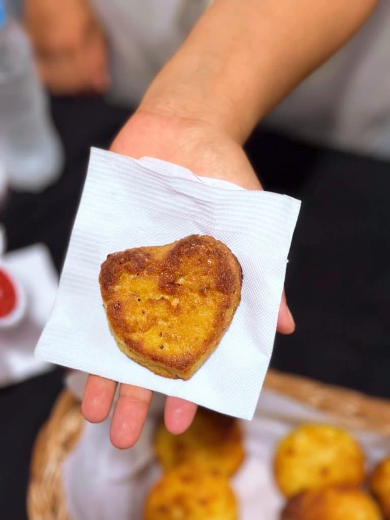 Se elabora principalmente con mandioca (yuca), queso y huevo, y es un alimento que forma parte del desayuno o merienda en muchas familias de la zona.