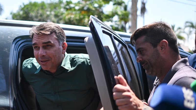 El senador y candidato a la Presidencia de Brasil, Flávio Bolsonaro, llega a una rueda de prensa luego de visitar a su padre el exmandatario Jair Bolsonaro, en prisión domiciliaria.