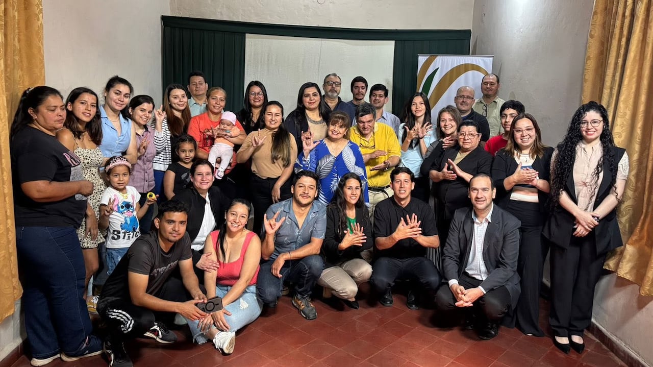 Trabajo en red por la inclusión. Marcelo, rodeado de profesionales de la traducción, en la presentación de un nuevo estudio académico sobre la lengua de señas.