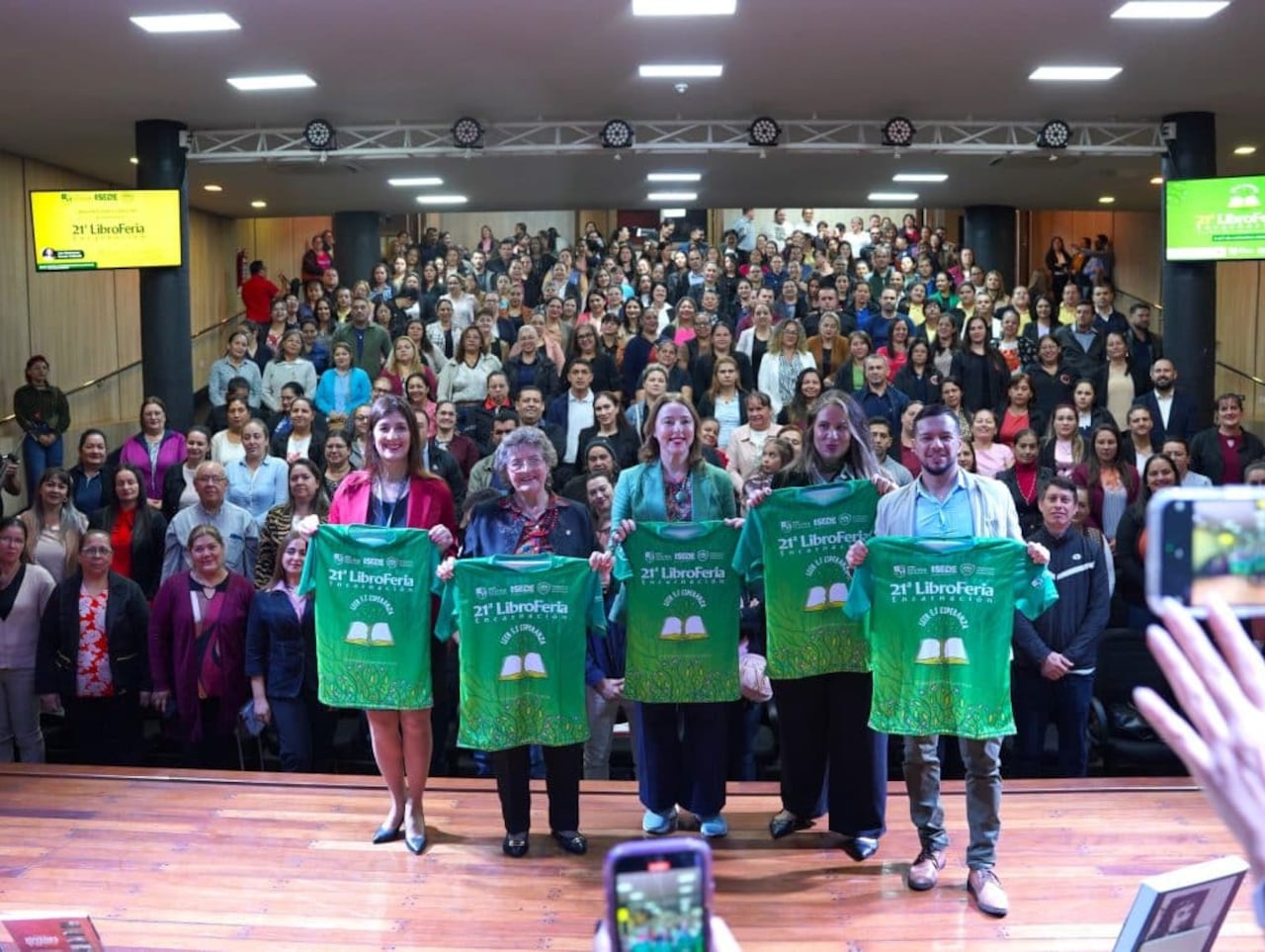 “Leer es Esperanza”, lema de una jornada de capacitación dirigida a docentes de Itapúa realizada en el marco del lanzamiento de la “Libroferia Encarnación”, a cargo de la escritora Ana Barreto Valinotti, en la UNAE.