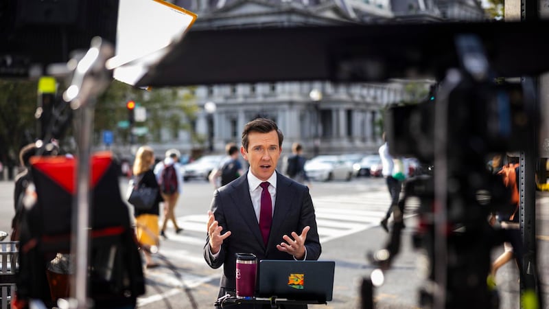 El reportero de TV de MS NOW Vaughn Hillyard durante una transmisión fuera de la Casa Blanca, en Washington, tras el bloqueo por parte de la Administración de Donal Trump a su cadena de información, a CNN y al medio digital Político.
