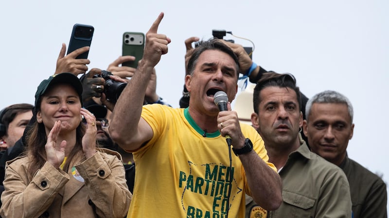 El candidato a la Presidencia de Brasil, Flávio Bolsonaro, habla en un acto, en la Avenida Paulista, en São Paulo (Brasil).