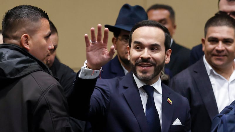 El presidente electo de Colombia, Abelardo de la Espriella, saluda durante un acto con alcaldes de Cundinamarca, en Bogotá (Colombia).