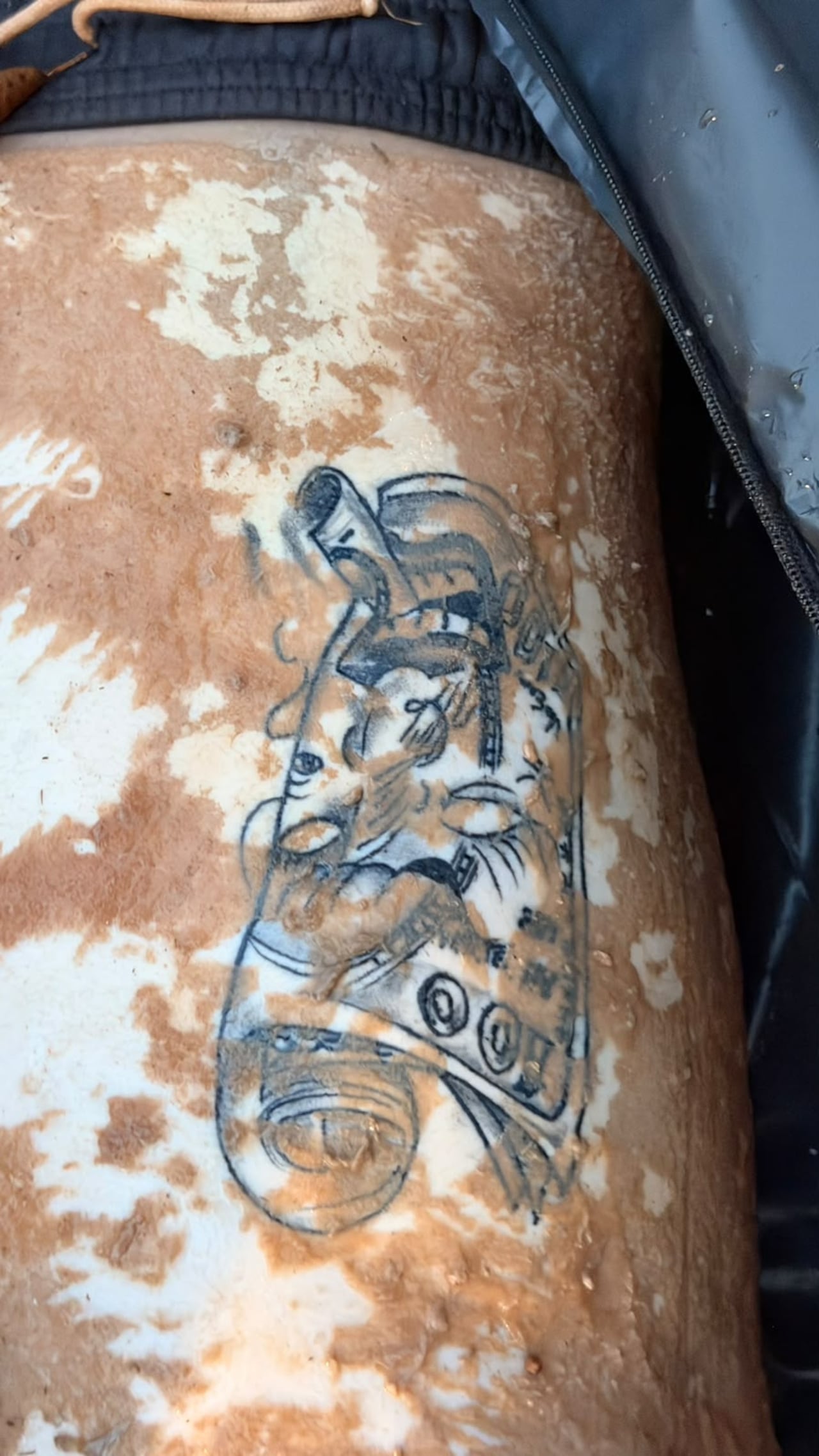 La Policía solicita la colaboración de la ciudadanía para identificar al fallecido. Este tatuaje fue visibilizado en el cuerpo.