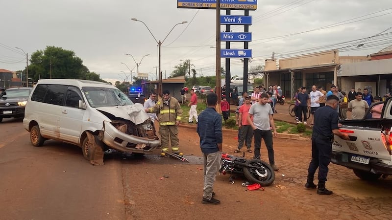 Los daños sufridos por ambos vehículos da cuenta del violento impacto que provocó la muerte del motociclista.