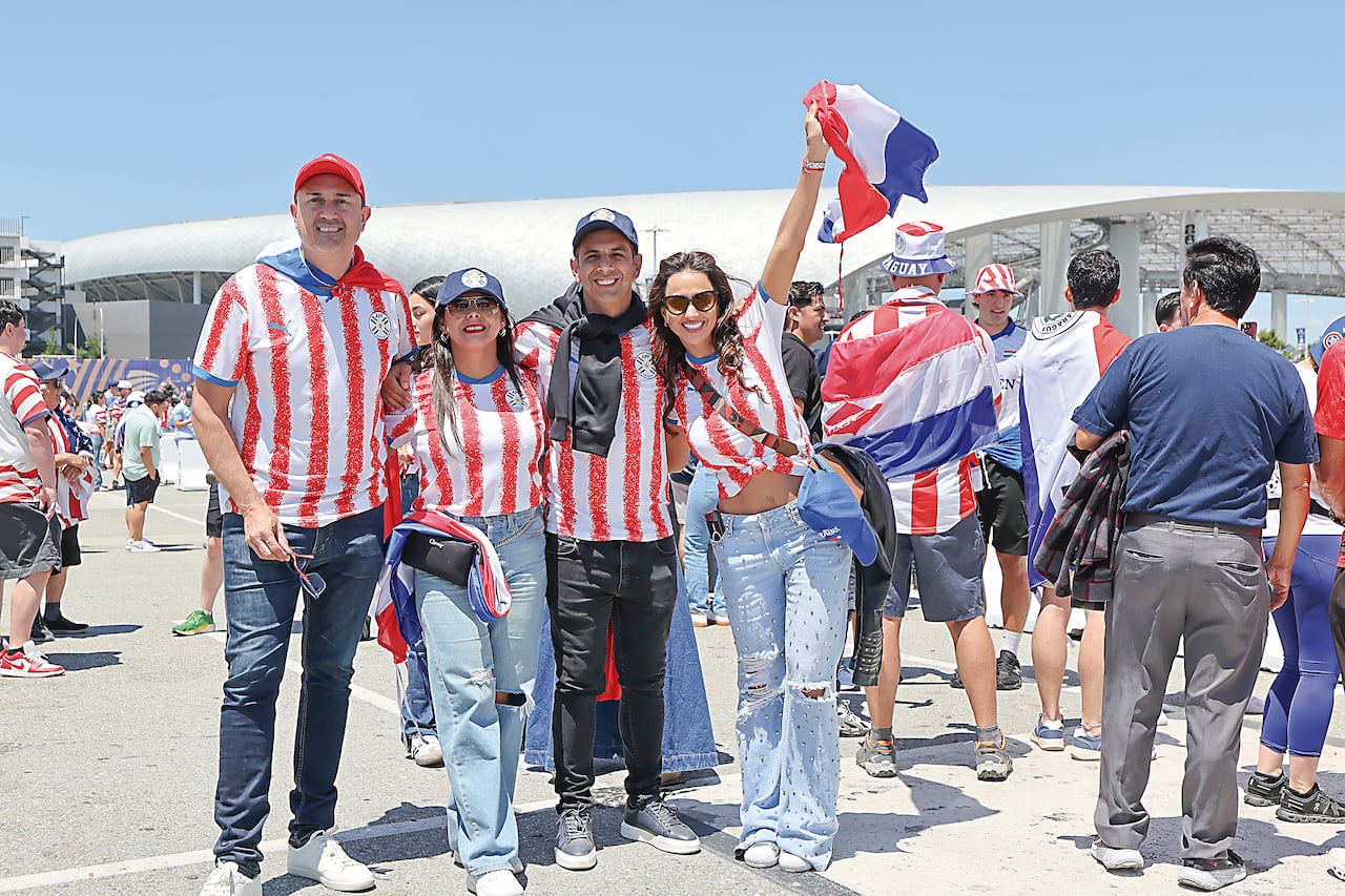 Los paraguayos en las inmediaciones del SoFi Stadium, antes de ingresar al duelo contra EE.UU.