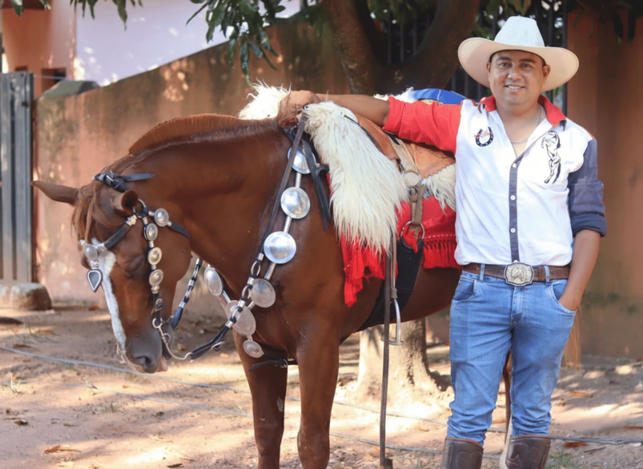 Las jineteadas son una tradición que no se pierde en la ciudad de Paraguarí y se practicadurante el festejo del santo patrono del Paraguay.