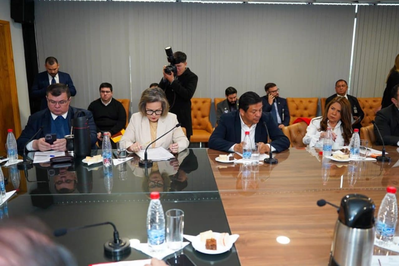 Senadores presentes en la mesa directiva del senado.