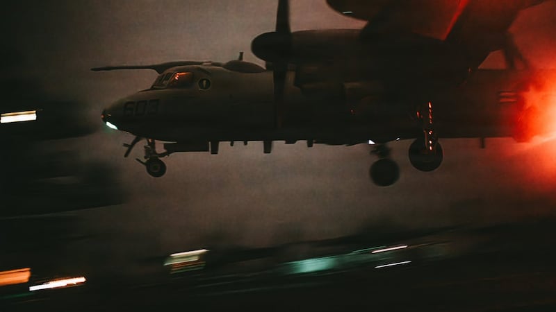 Un avión de mando y control E-2D Hawkeye de la Marina de EE.UU. aterriza a bordo del USS George Washington (CVN 73) mientras el portaaviones navega por el mar Arábigo apoyando operaciones militares en Oriente Medio. (Foto: Comando Central EEUU)