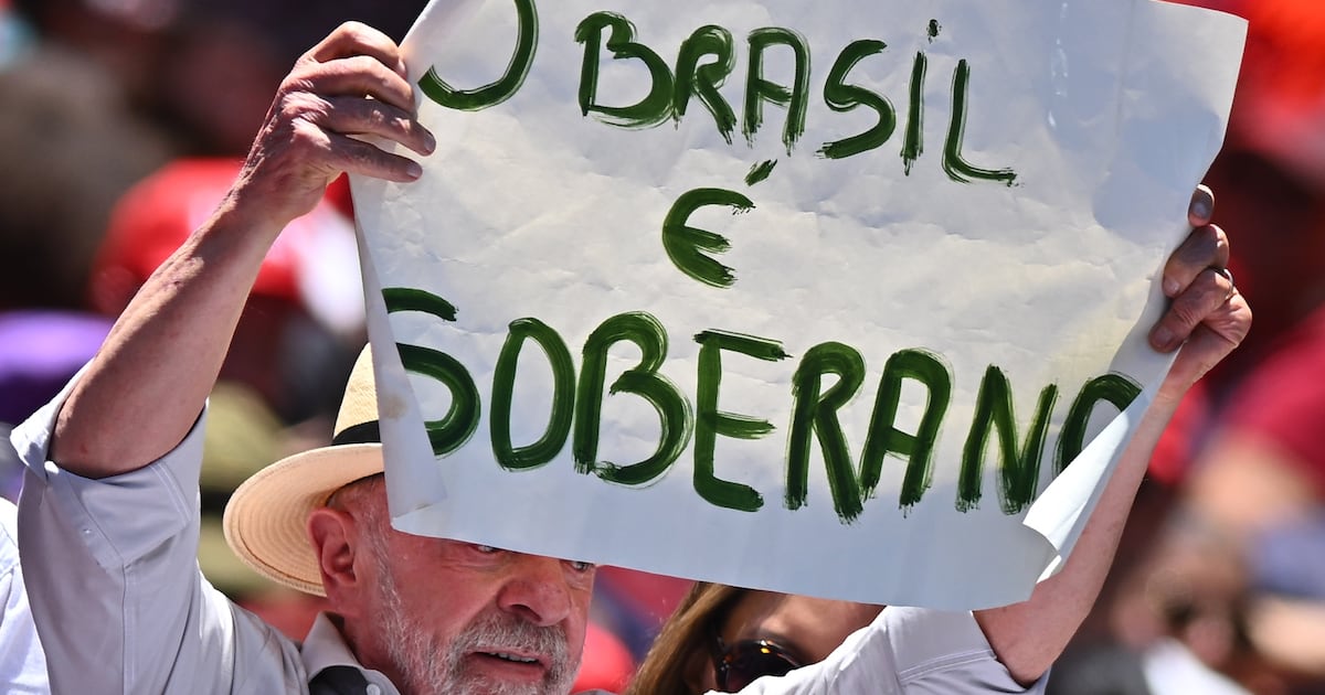 Bolsonaro encabeza encuesta para balotaje en Brasil y Lula ajusta su estrategia