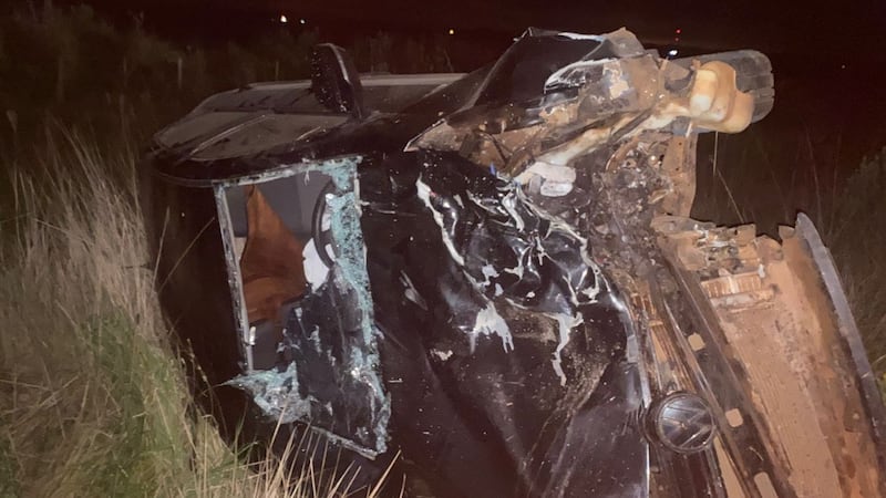 El automóvil conducido por el agente policial quedó tumbado al costado de la ruta, con graves daños materiales.