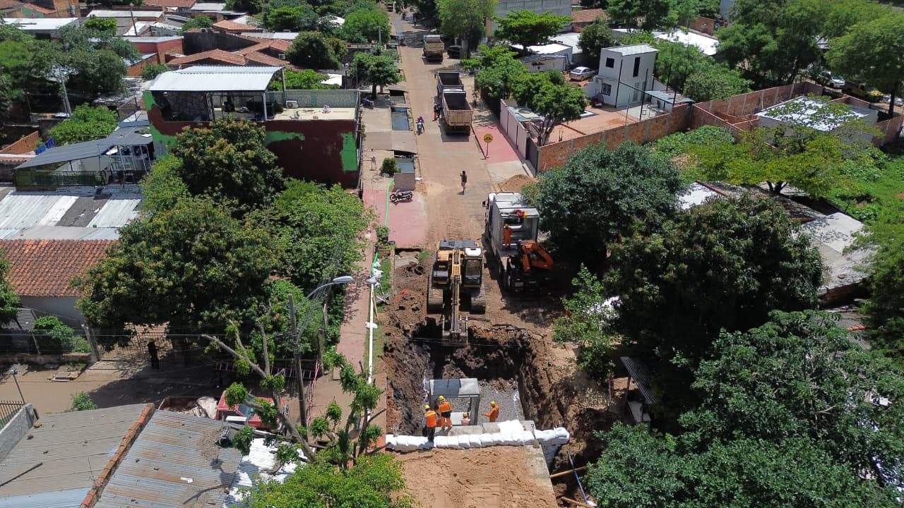 Las labores sobre la avenida Avelino Martínez se concentran en la colocación de alcantarillas subterráneas de gran capacidad y bases de hormigón armado.