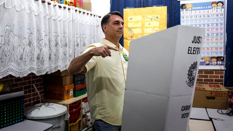 El candidato a la presidencia de Brasil, Flavio Bolsonaro, vota en una escuela de la zona norte de Río de Janeiro, Brasil, durante la primera vuelta de las elecciones. Más de 158 millones de brasileños están convocados este domingo a las urnas en unas elecciones que no solo decidirán la permanencia de Luiz Inácio Lula da Silva o el ascenso del ultraderechista Flávio Bolsonaro, sino que redefinirán el equilibrio de poder en la región frente a la presión de Washington.