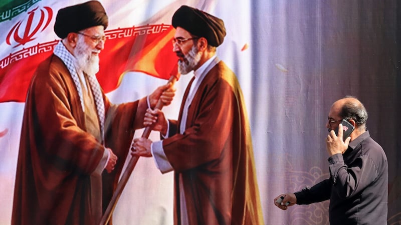 Un mural con las imágenes del fallecido líder supremo Alí Jamenei y su hijo y actual ayatolá, Mojtaba Jamenei, desplegado en Teherán.
