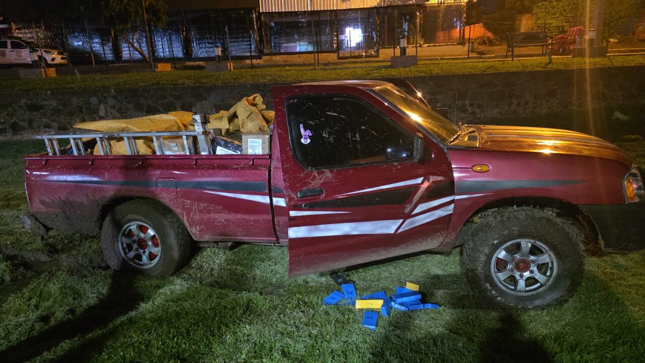 Uno de los vehículos abandonados tras el asalto.