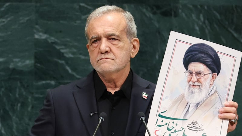 Masoud Pezeshkian, presidente de Irán, enseña al pleno de la ONU una imagen del fallecido ayatolá Alí Jamenei, en Nueva York.
