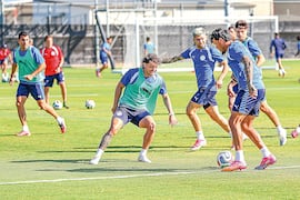 El “profe” Alfaro analiza no tocar demasiado el equipo del debut