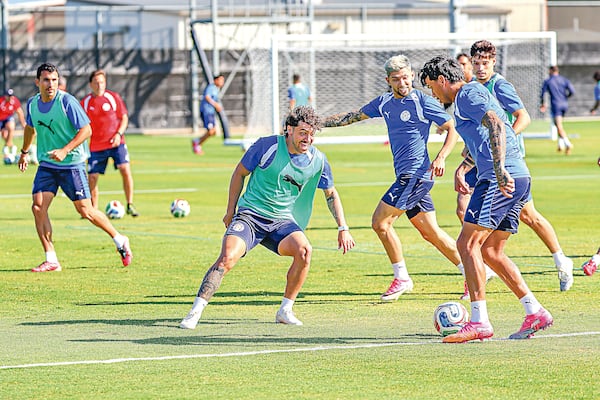 El “profe” Alfaro analiza no tocar demasiado el equipo del debut