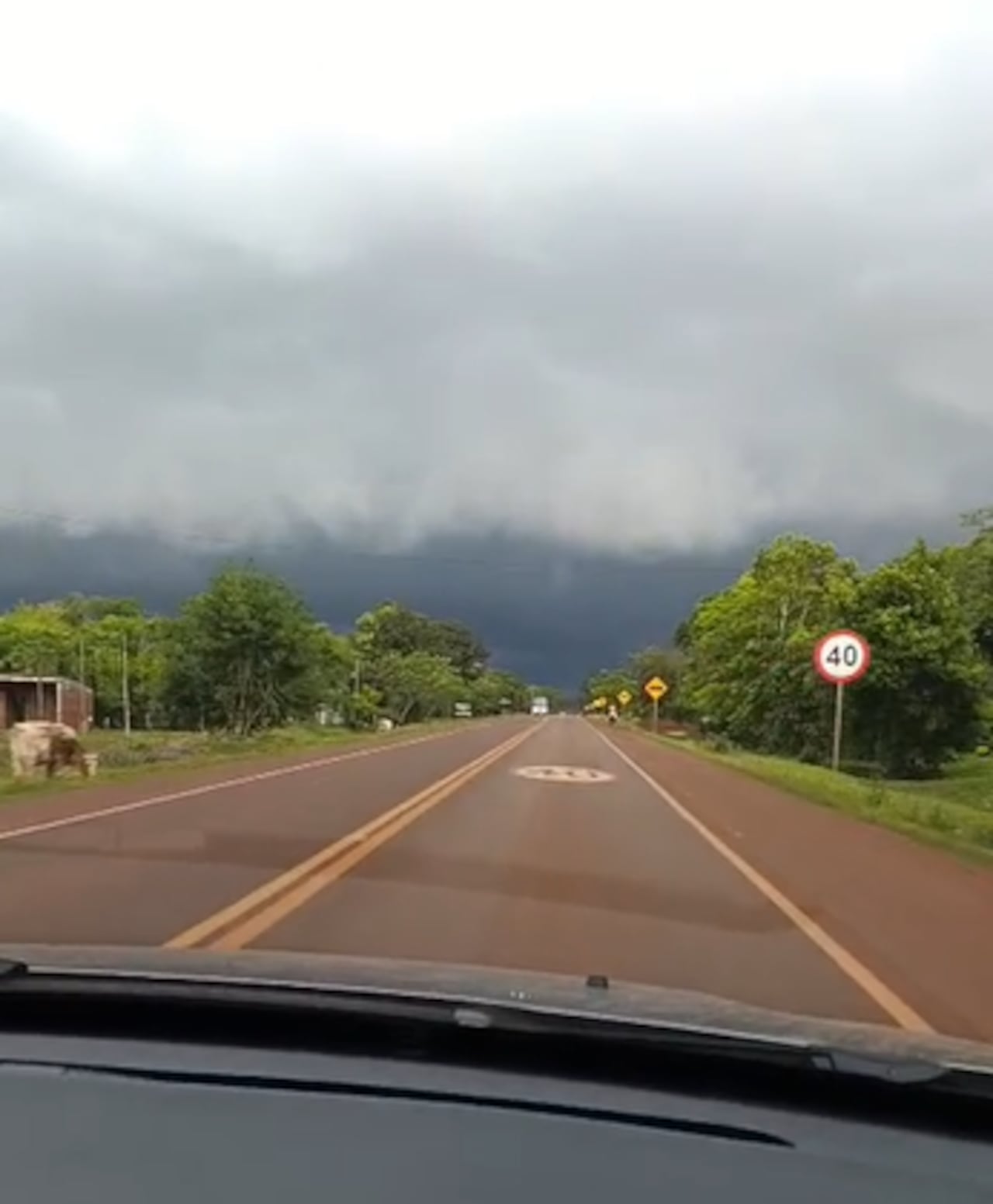 El sistema de tormentas ingresó desde el sur del país.