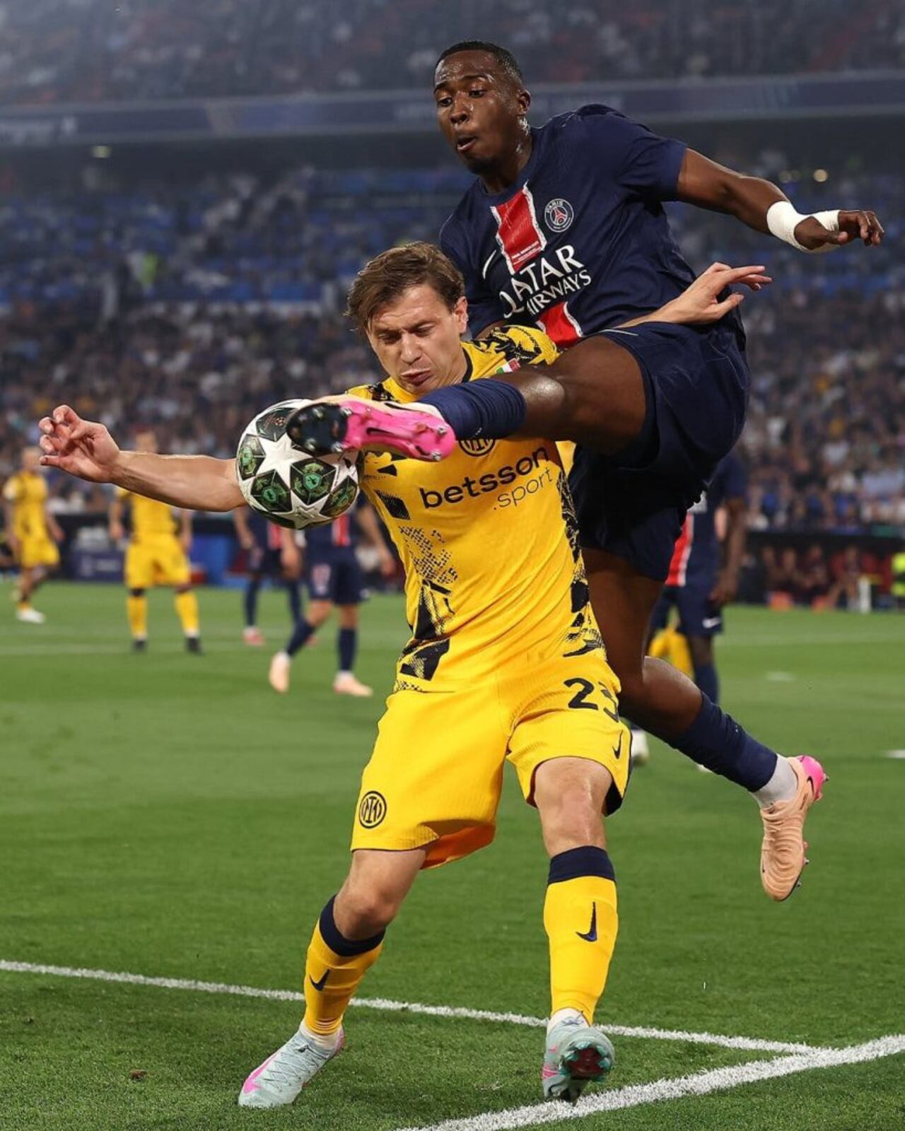 El ecuatoriano William Pacho, del PSG, peleando el balón con el italiano Nicolò Barella.
