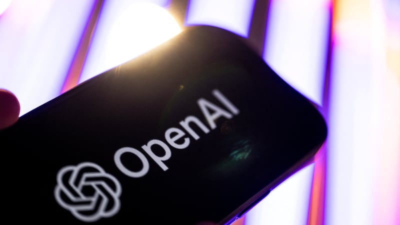 Un teléfono móvil con logo de la tecnológica OpenAI. (AFP)