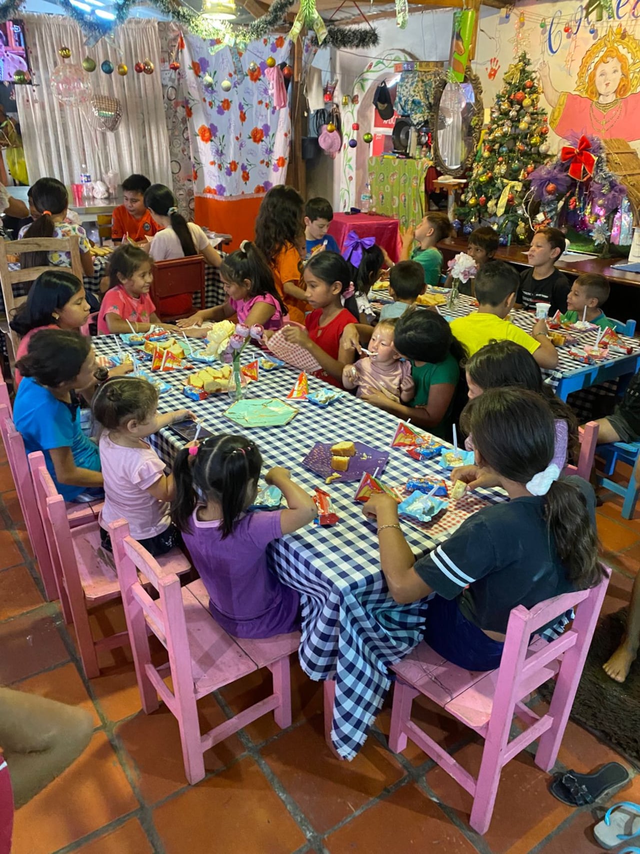 La felicidad que se comparte, se multiplica. Los Vales de Felicidad de Mbovy’a transforman la solidaridad ciudadana en momentos de pura alegría y compañía para niños de hogares y comedores.