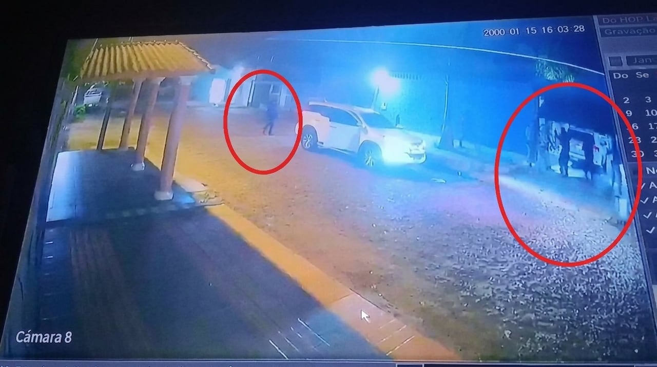 En las imágenes se ve a aproximadamente 6 hombres ingresando a la casa.