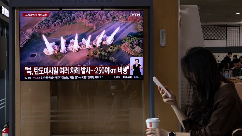 La televisión de Corea del Sur muestra ensayos militares presumiblemente en Corea del Norte. (EFE)