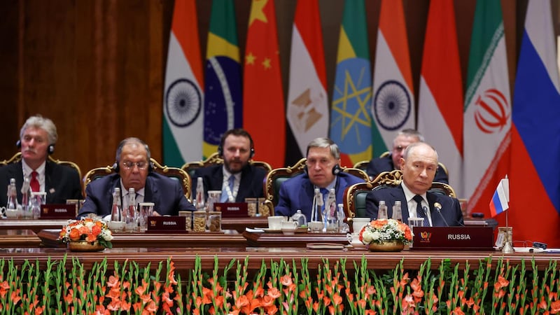 El presidente de Rusia, Vladimir Putin (d) junto a su comitiva presidencial, en Nueva Delhi, India.