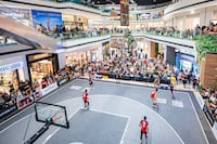Un torneo de básquet dentro de un centro comercial, ¿por qué no?