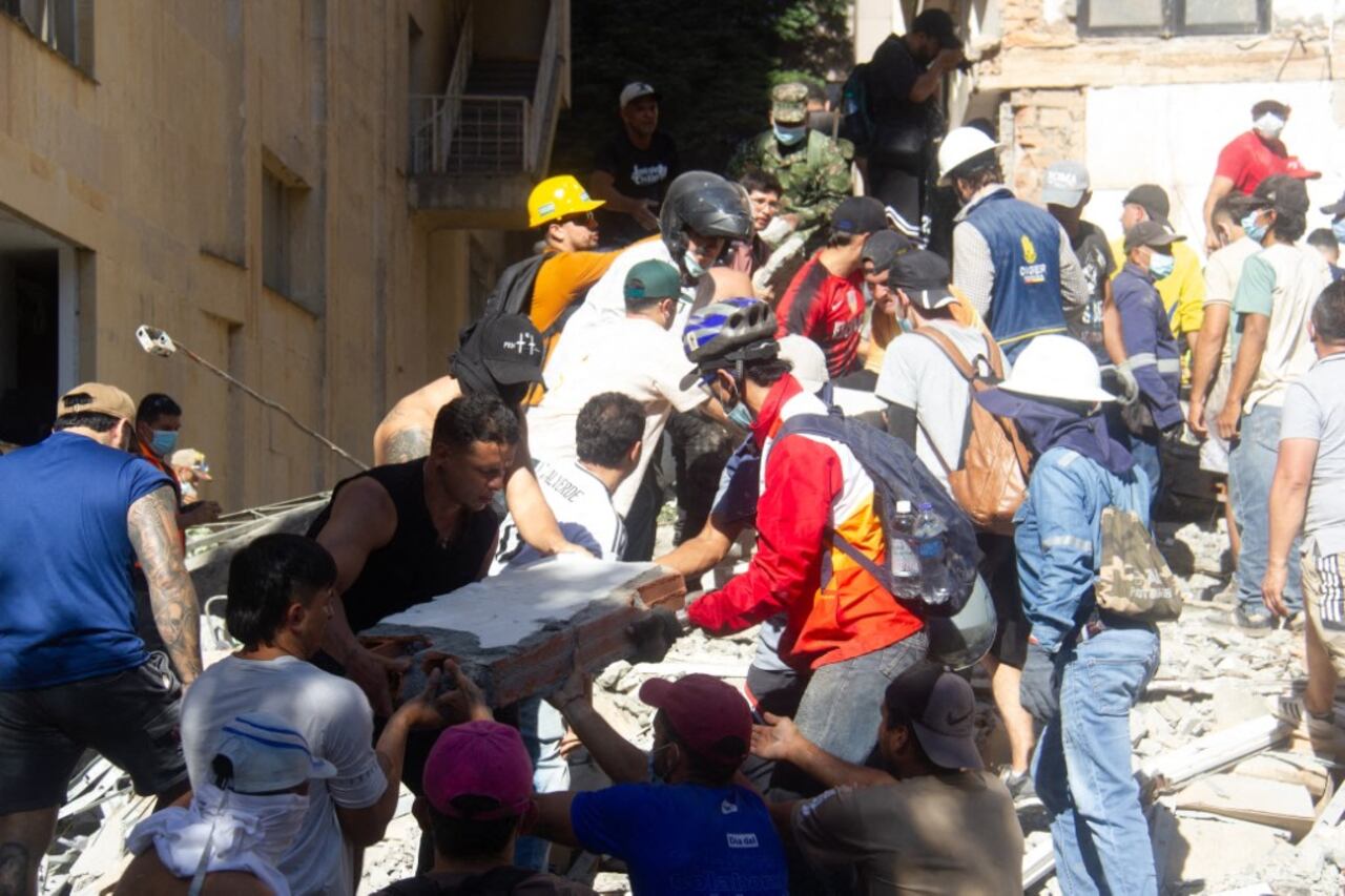 Rescatistas buscan a sobrevivientes del sismo en la ciudad colombiana de Pereira, una de las más afectadas.
