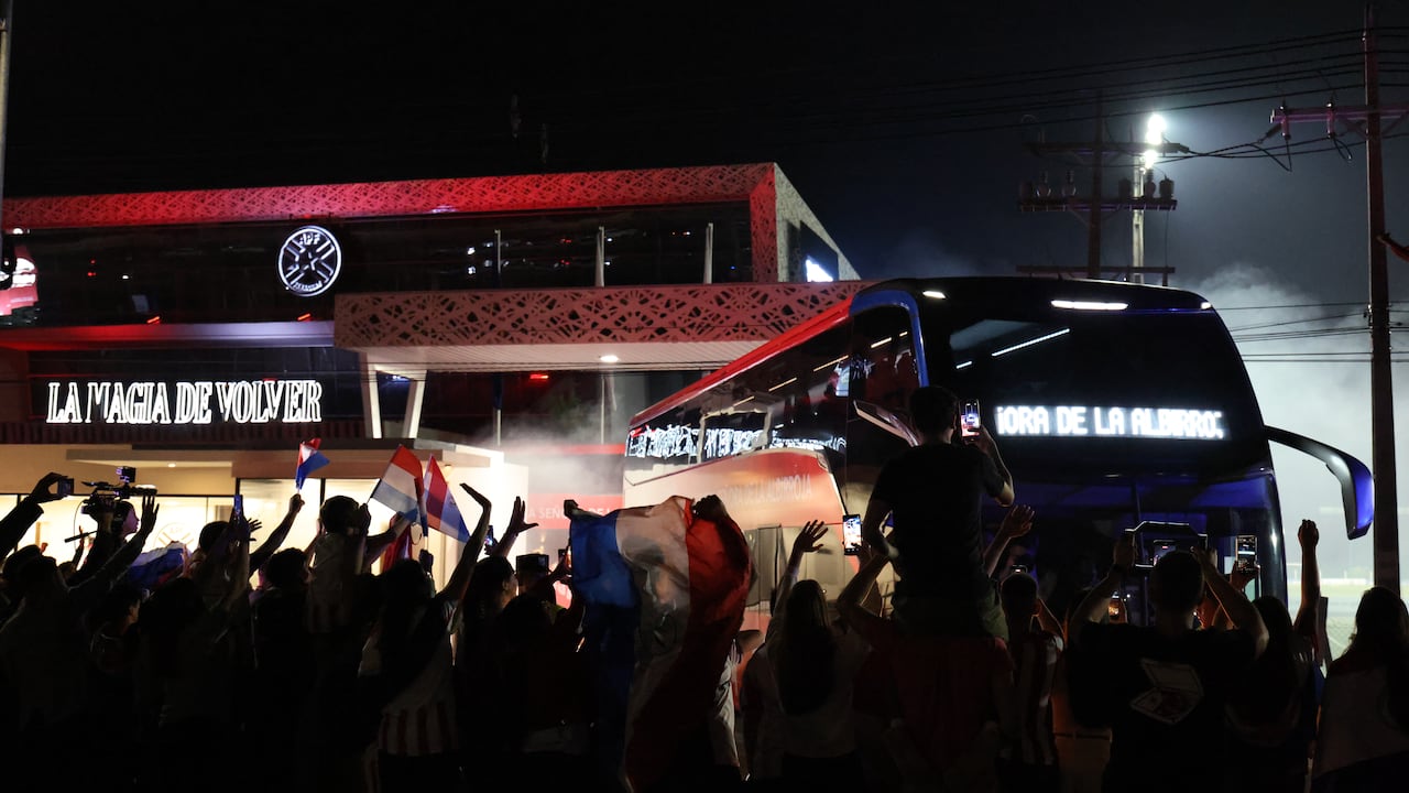 Los albirrojos partieron anoche rumbo a Estados Unidos llevándose la ilusión y el respaldo de todo un país.