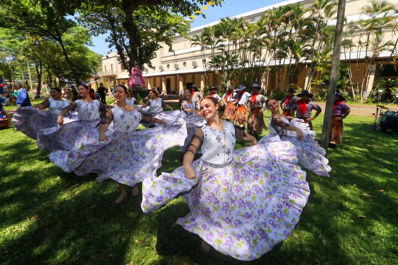 Bellas bailarinas rindieron homenaje a la Virgen del Rosario en el tradicional karu guasu en el segundo día del novenario.