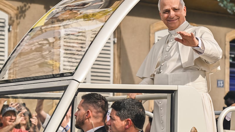El papa León XIV no requerirá tratamientos tras la exitosa cirugía de cáncer pulmonar a la que fue sometido, confirmó el Vaticano. Los análisis histológicos ratificaron un adenocarcinoma localizado sin necesidad de terapia adicional. El líder de la Iglesia Católica estaría listo para cumplir con su agenda de visita a tres países de Sudamérica en noviembre próximo.