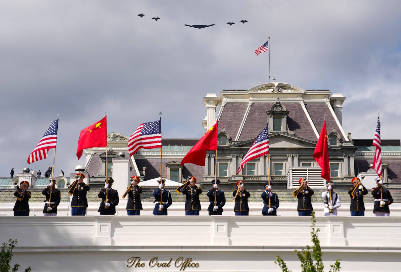 El mandatario de China Xi Jinping fue recibido con toda pompa por el presidente Donald Trump (d) en Washington. La cumbre entre ambos jefes de Estado concluye hoy.