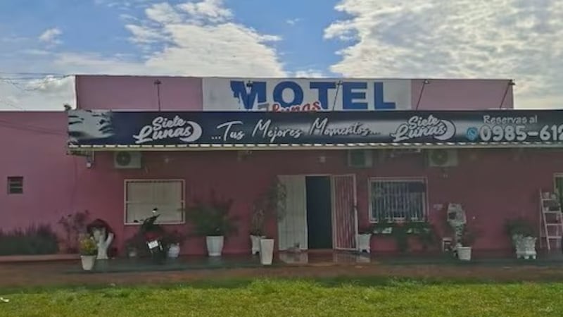 El motel asaltado está ubicado sobre un camino interno que conecta con el distrito de Alto Verá, a unos tres kilómetros del centro urbano de San Pedro del Paraná.