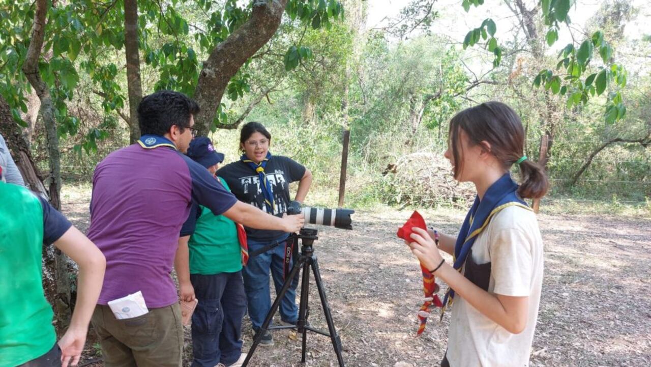 Scouts aprendiendo más sobre retratar la naturaleza, en un taller de fotografías en el campamento.