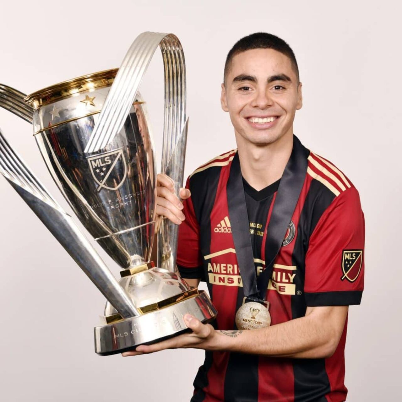Almirón con la MLS Cup, trofeo que ganó en 2018 con el Atlanta United.