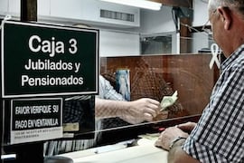Jubilados, herederos y pensionados de la Caja Fiscal cobran hoy sus haberes de julio