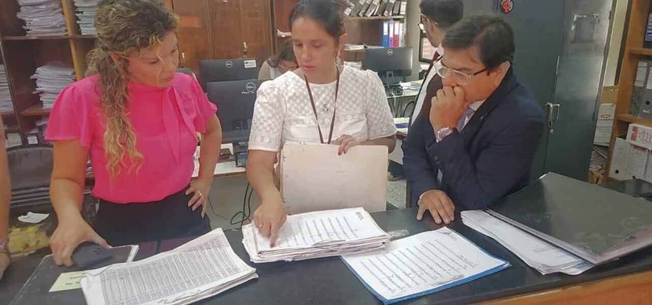 Fiscales Nathalia Silva y Nestor Coronel allanamiento en el Juzgado de Paz de la Recoleta.