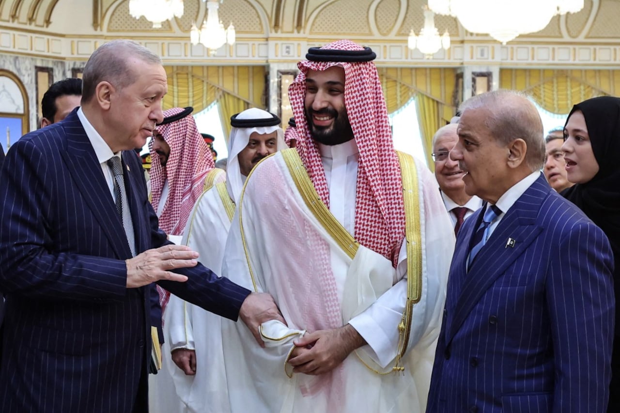 El presidente turco, Recep Tayyip Erdogan; el príncipe heredero saudí, Mohammed bin Salman (C) y el primer ministro pakistaníShehbaz Sharif. (archivo)