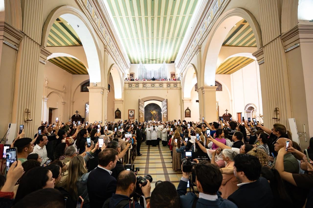 Masiva participación en la primera misa de veneración de la reliquia.