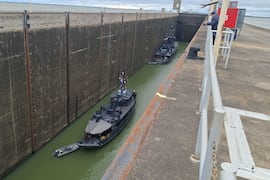 Buques emblemáticos de la Armada cruzaron la exclusa de Yacyretá rumbo a Encarnación