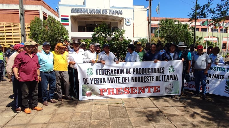 En noviembre del 2025 yerbateros de Itapúa realizaron una protesta frente a la sede de la gobernación de Itapúa para exigir mejor precio por la hoja verde de yerba mate.