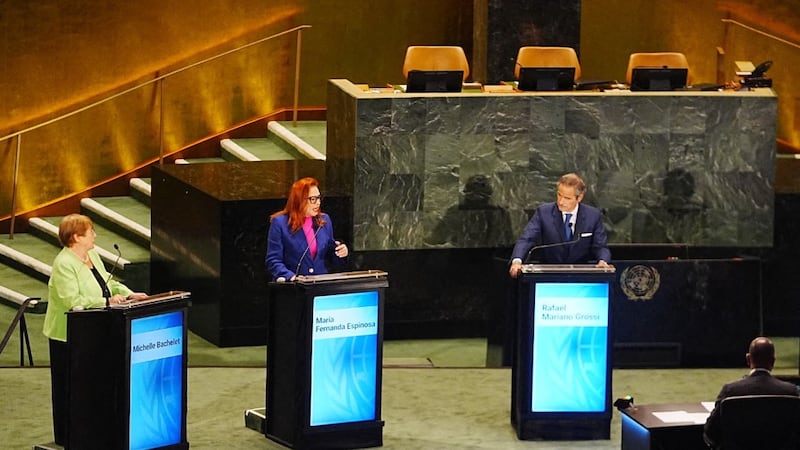 Los aspirantes a la secretaría general de la ONU: Michelle Bachelet, de Chile; María Fernanda Espinosa, de Ecuador; Rafael Grossi, de Argentina (d), en la sede de la Asamblea General, en Nueva York.